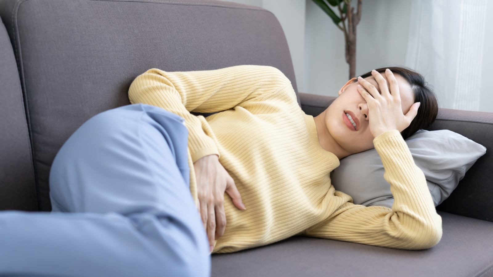 Dấu hiệu táo bón nguy hiểm cần đi khám: đau bụng dữ dội, chướng bụng, nôn, đi ngoài ra máu