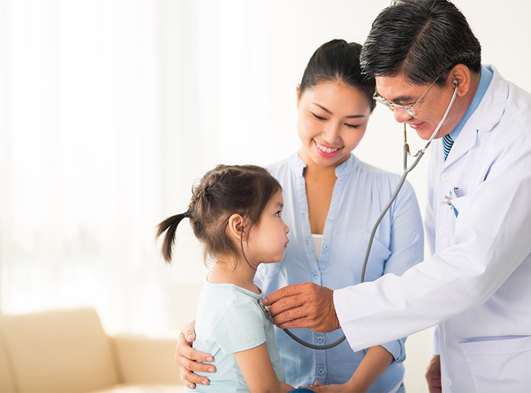 Trẻ bị sổ mũi nghẹt mũi kéo dài, khó thở hoặc bú kém cần được thăm khám sớm