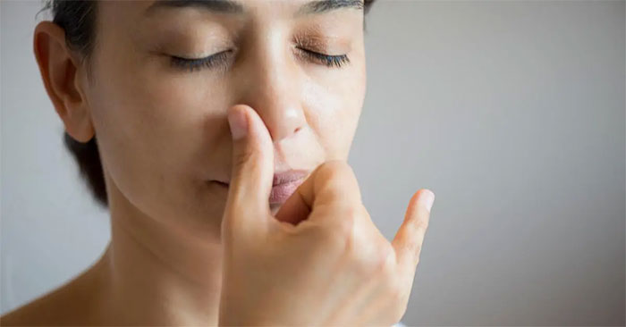 Nghẹt mũi một bên kéo dài có thể là dấu hiệu bất thường ở mũi xoang