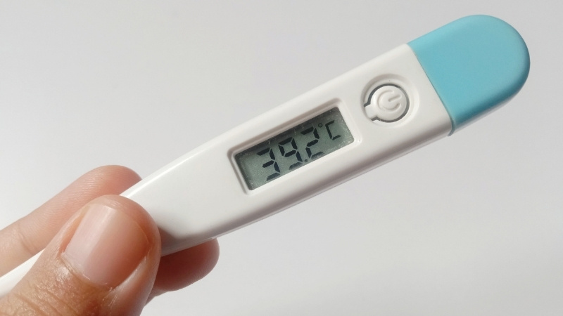 Phân biệt cảm nhẹ và cúm mùa dựa vào mức độ sốt và đau nhức cơ thể