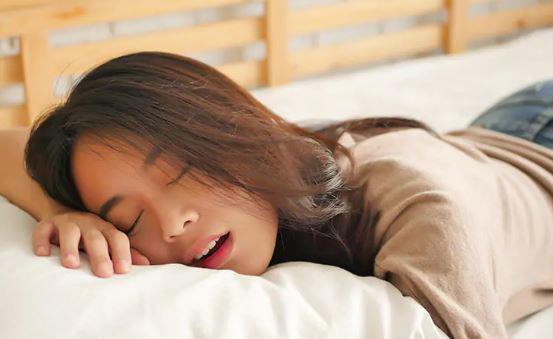 Thở bằng miệng kéo dài dễ gây khô họng, khô miệng và khó chịu sau khi ngủ dậy