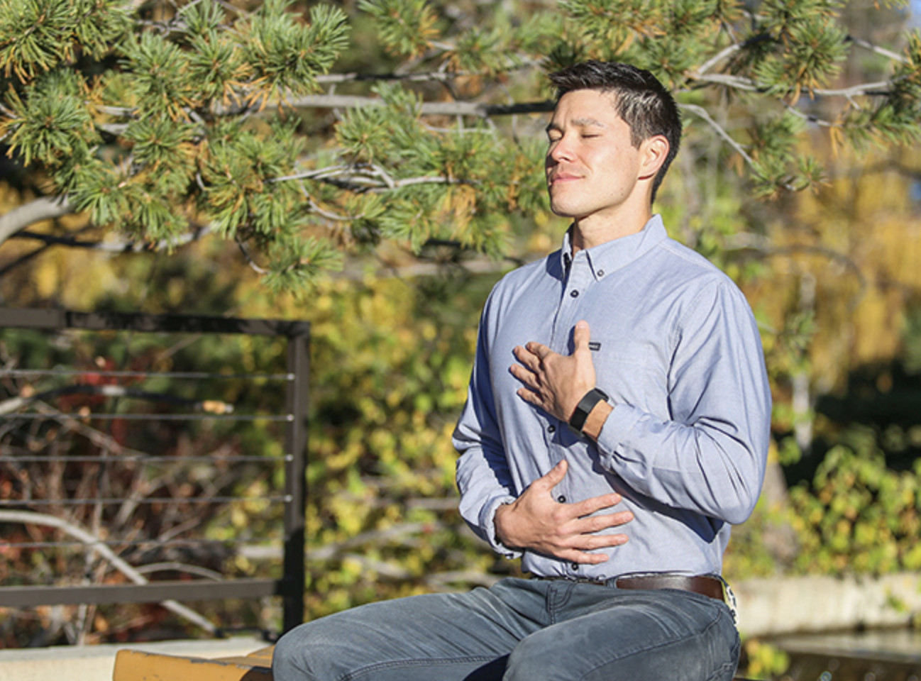 Bài tập thở bụng (thở cơ hoành) giúp tăng thông khí phổi và thư giãn cơ thể, phục hồi sau sốt