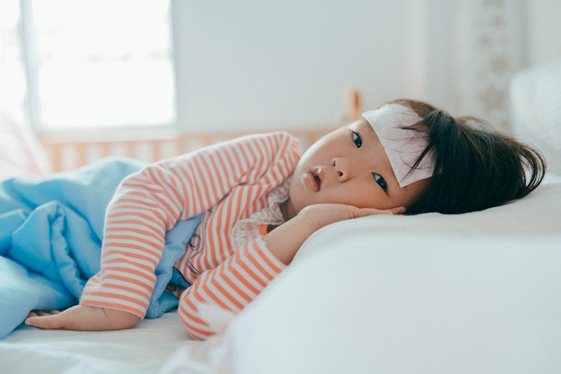 Trẻ nhỏ dễ bị ảnh hưởng khi thời tiết thay đổi vì khả năng điều hòa thân nhiệt chưa hoàn thiện