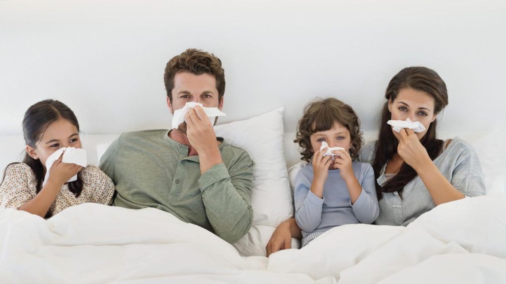 Trẻ nhỏ bị sổ mũi và nghẹt mũi khi thời tiết thay đổi