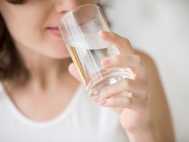 Uống đủ nước giúp giữ ẩm đường thở và giảm nguy cơ bùng phát cơn hen